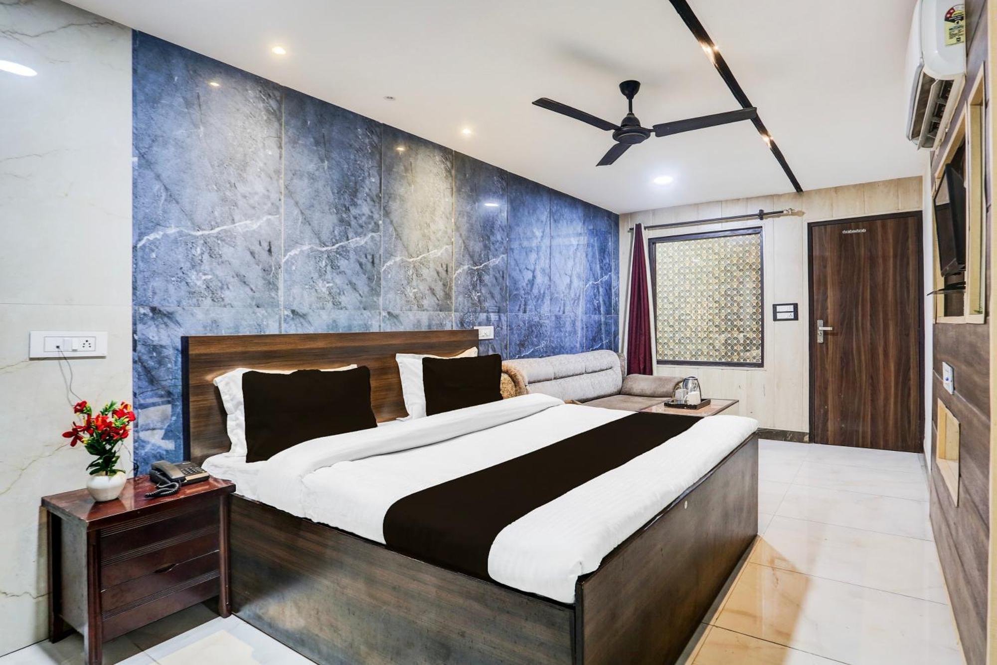 Super Townhouse Haibowal Chowk Ludhiana Bagian luar foto
