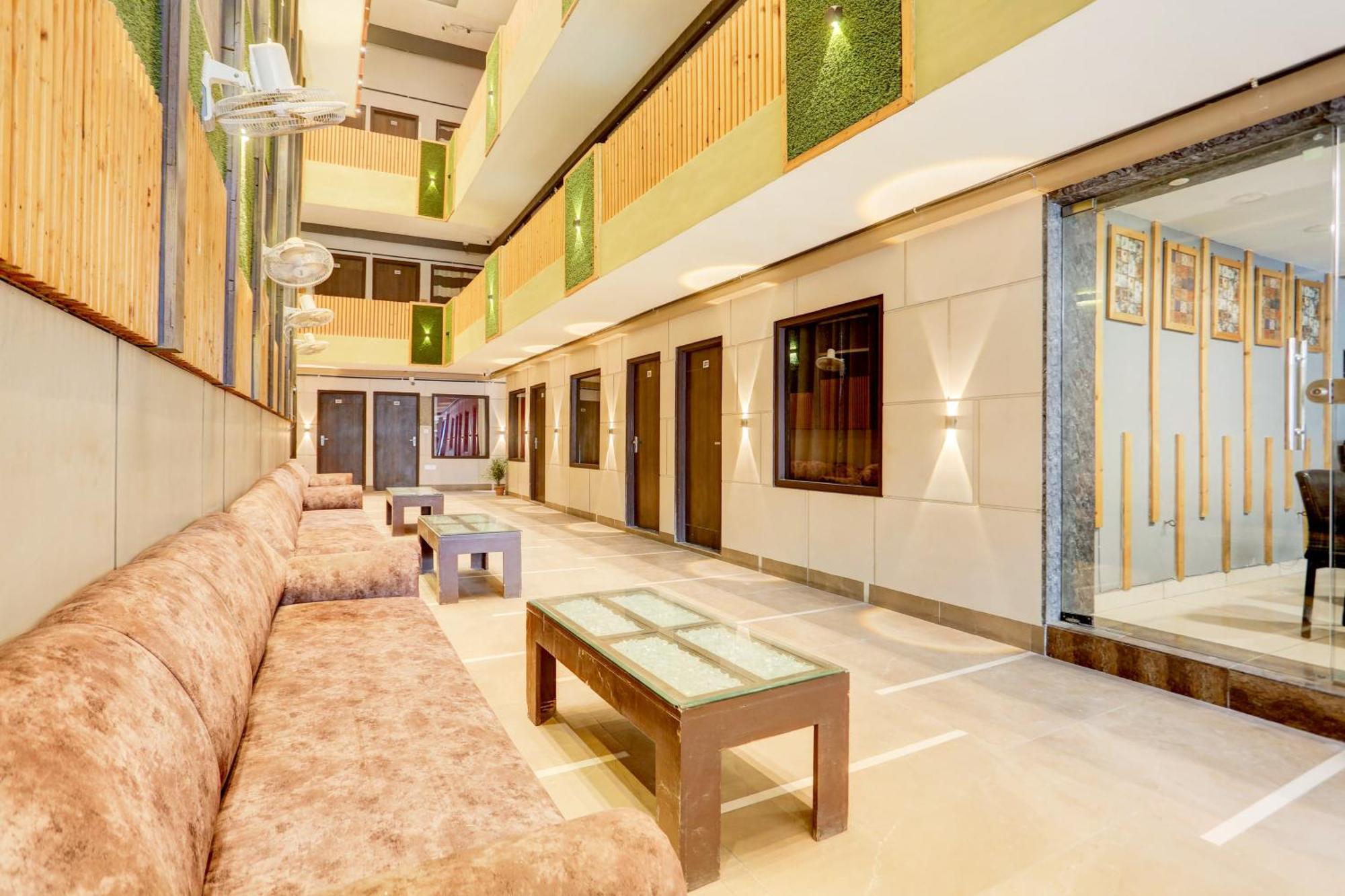 Super Townhouse Haibowal Chowk Ludhiana Bagian luar foto