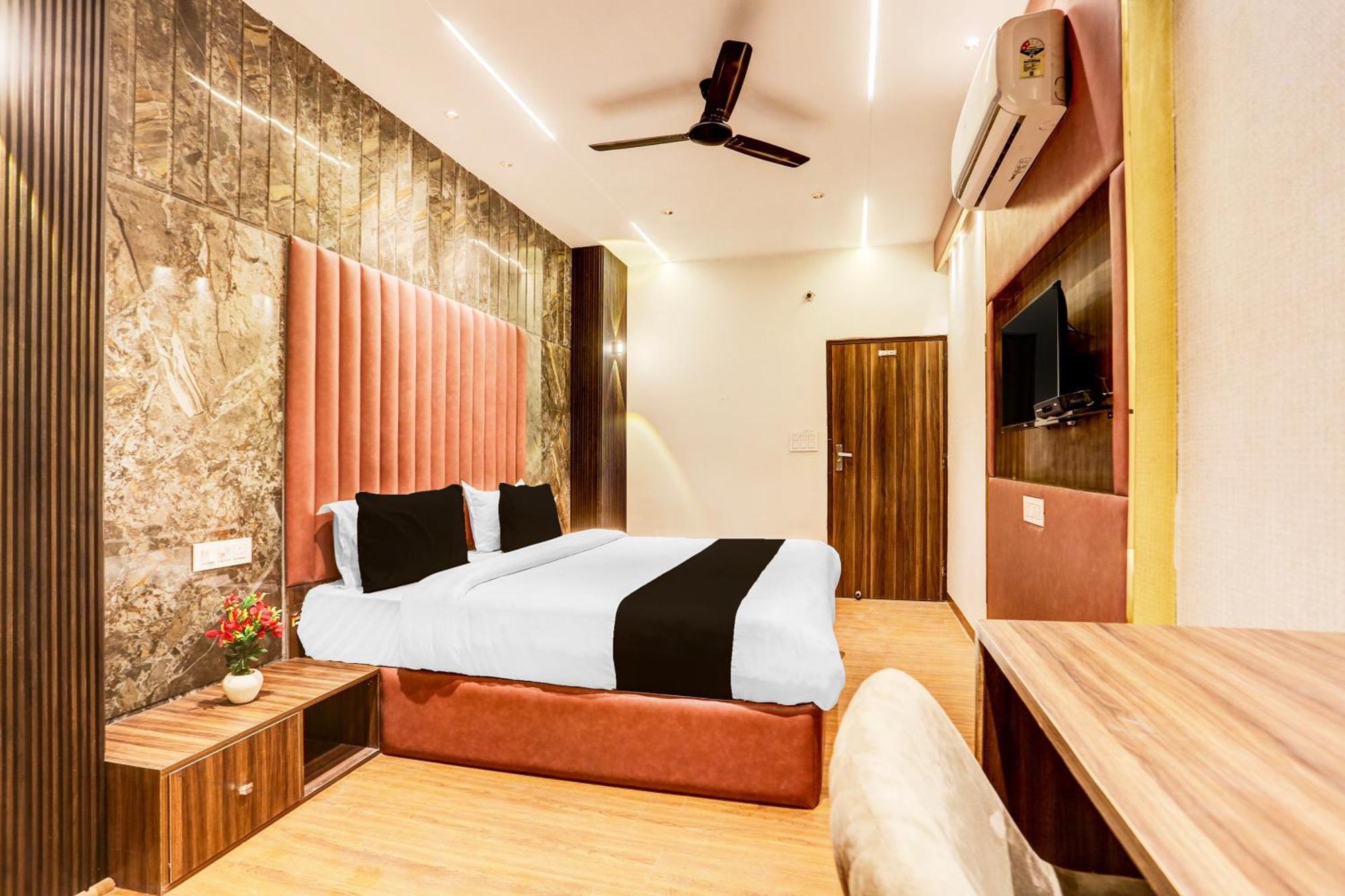 Super Townhouse Haibowal Chowk Ludhiana Bagian luar foto