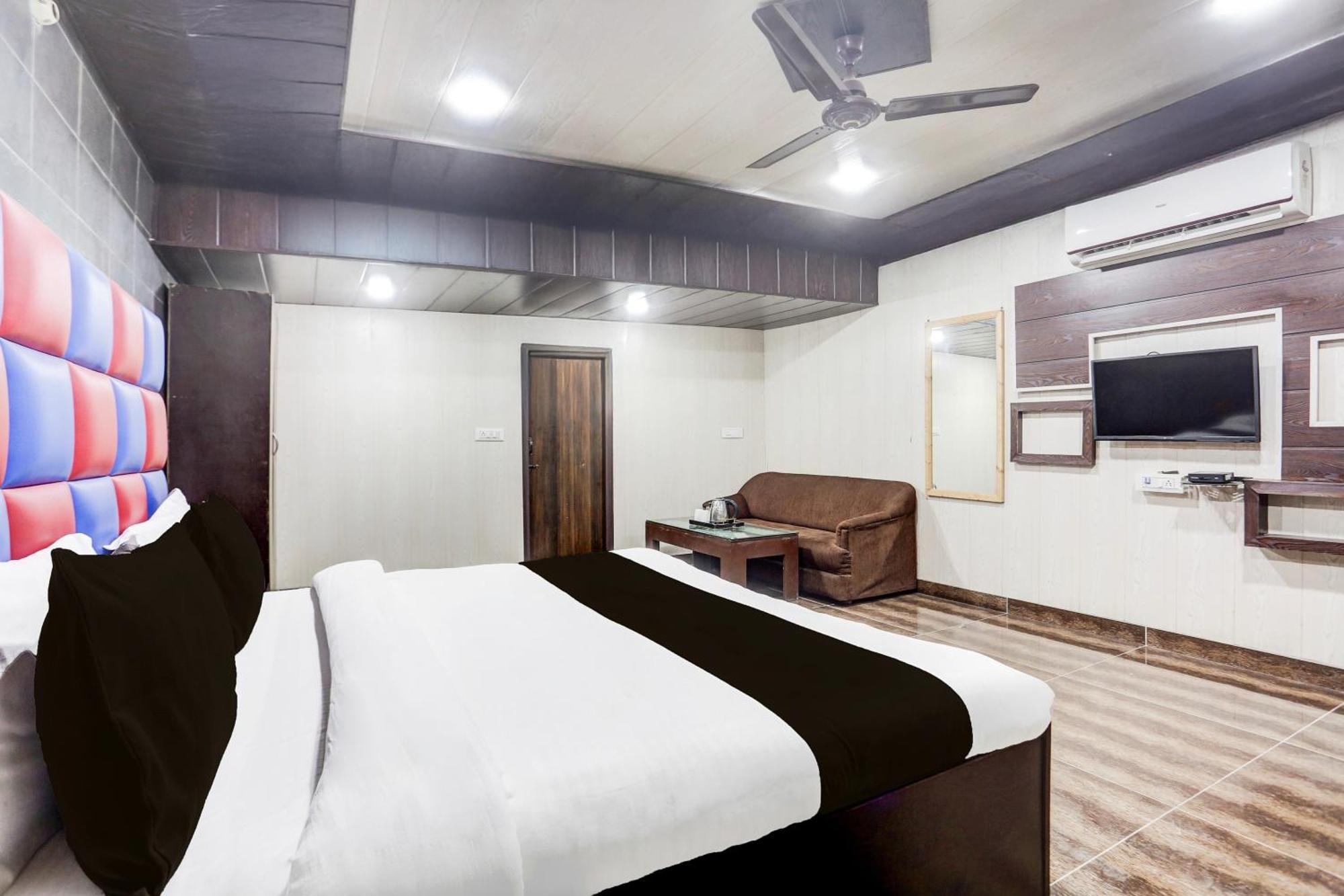Super Townhouse Haibowal Chowk Ludhiana Bagian luar foto