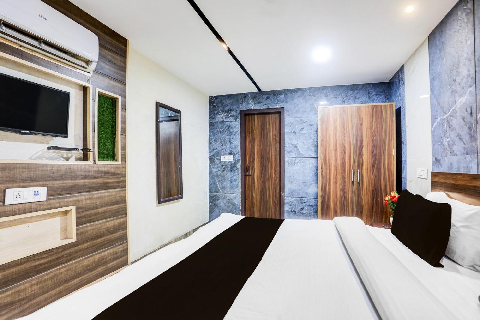 Super Townhouse Haibowal Chowk Ludhiana Bagian luar foto