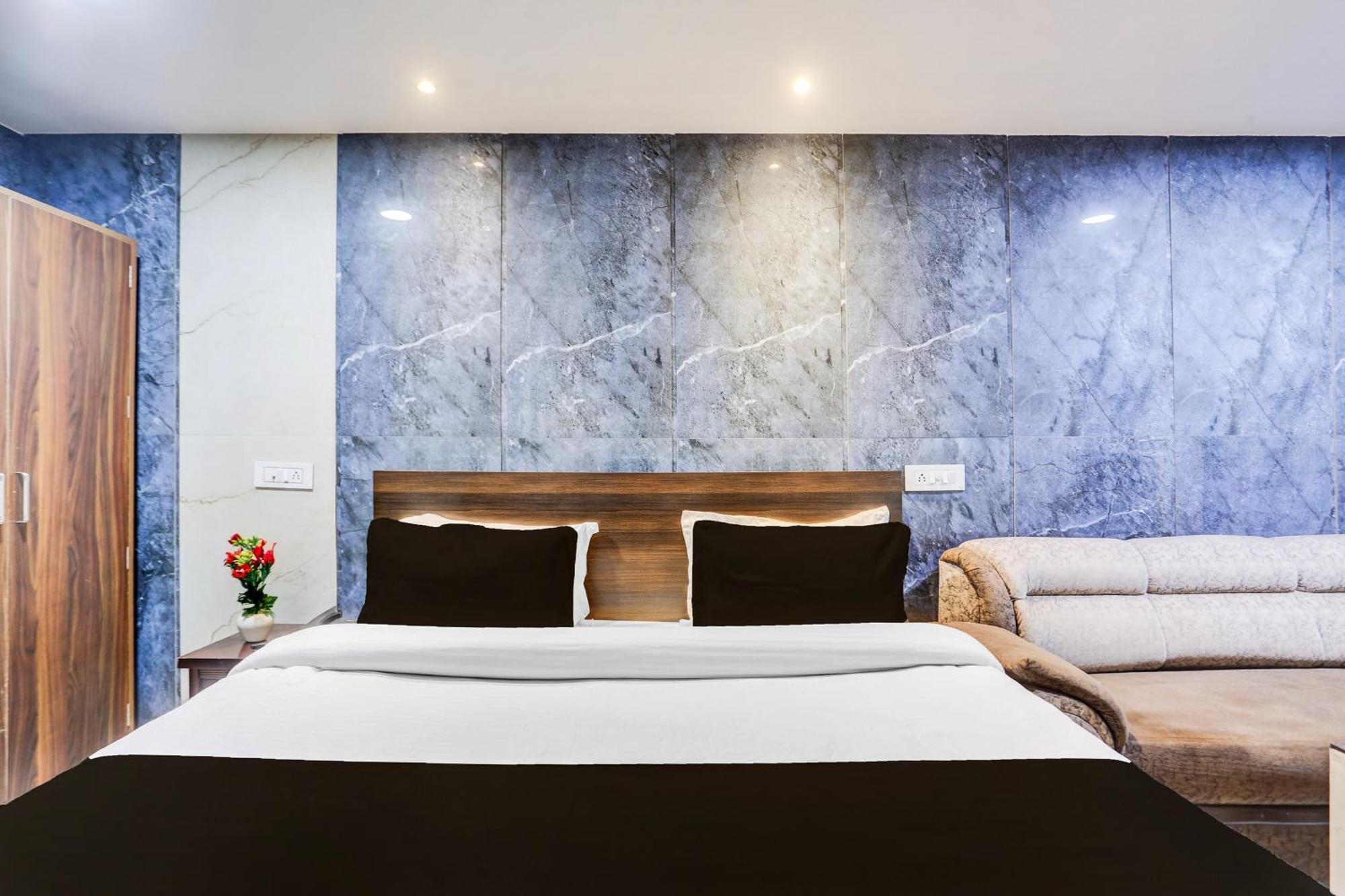 Super Townhouse Haibowal Chowk Ludhiana Bagian luar foto