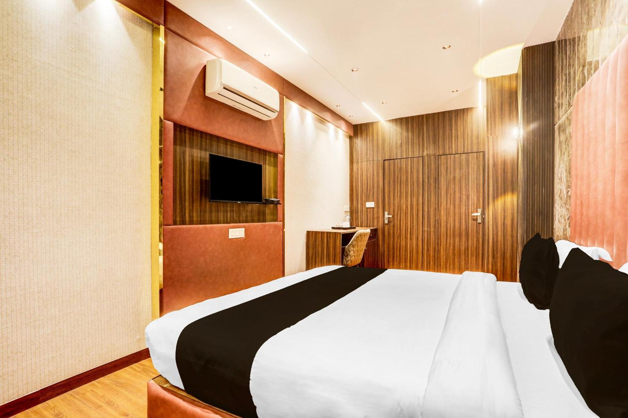 Super Townhouse Haibowal Chowk Ludhiana Bagian luar foto