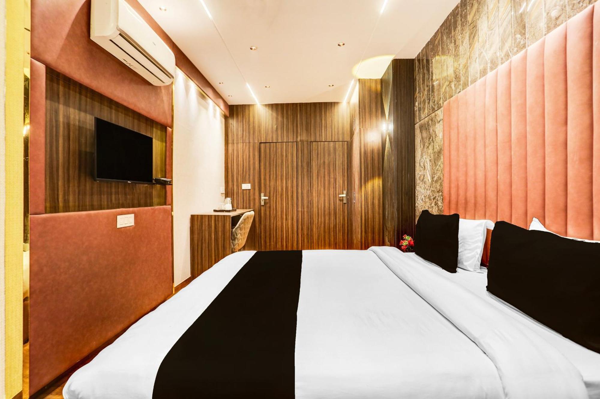 Super Townhouse Haibowal Chowk Ludhiana Bagian luar foto