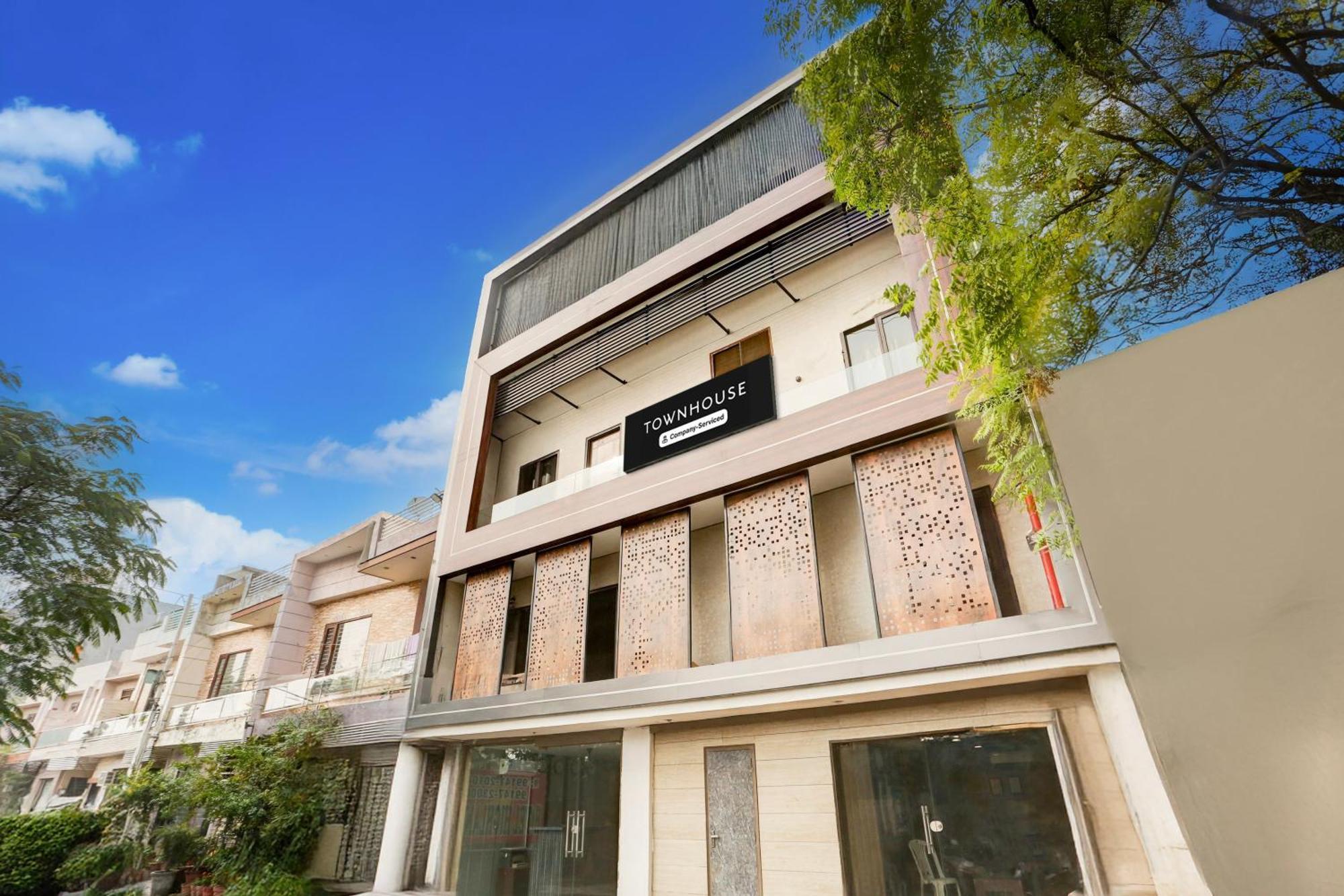 Super Townhouse Haibowal Chowk Ludhiana Bagian luar foto