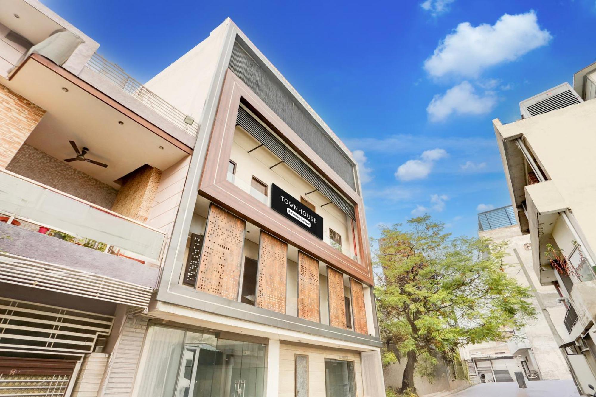 Super Townhouse Haibowal Chowk Ludhiana Bagian luar foto