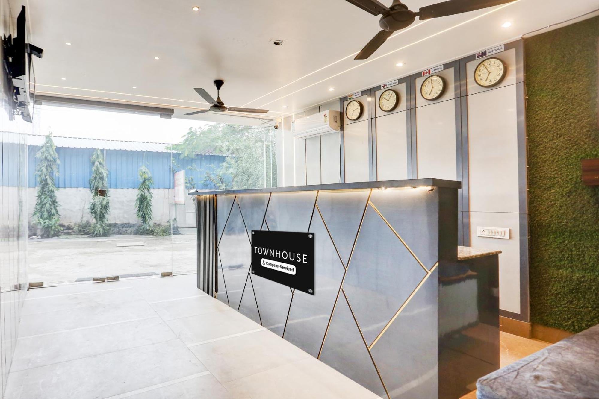 Super Townhouse Haibowal Chowk Ludhiana Bagian luar foto