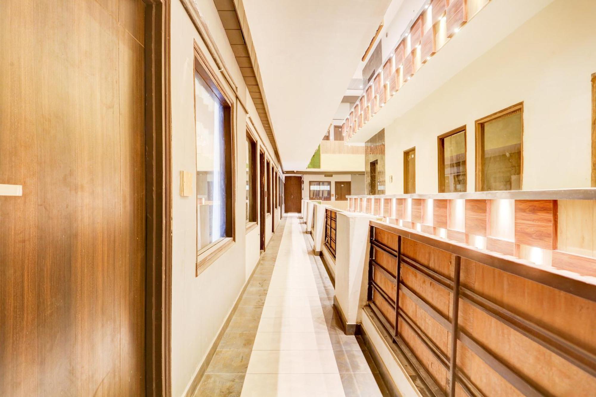 Super Townhouse Haibowal Chowk Ludhiana Bagian luar foto