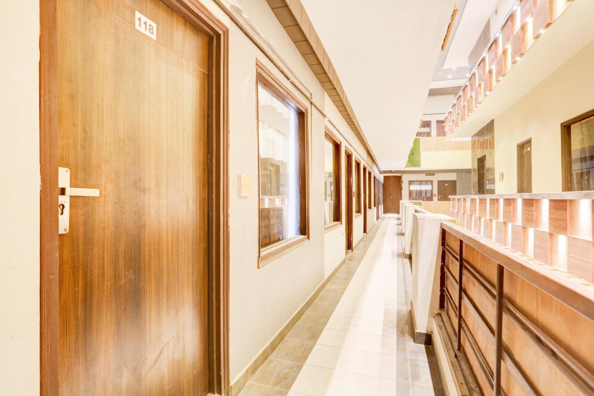 Super Townhouse Haibowal Chowk Ludhiana Bagian luar foto