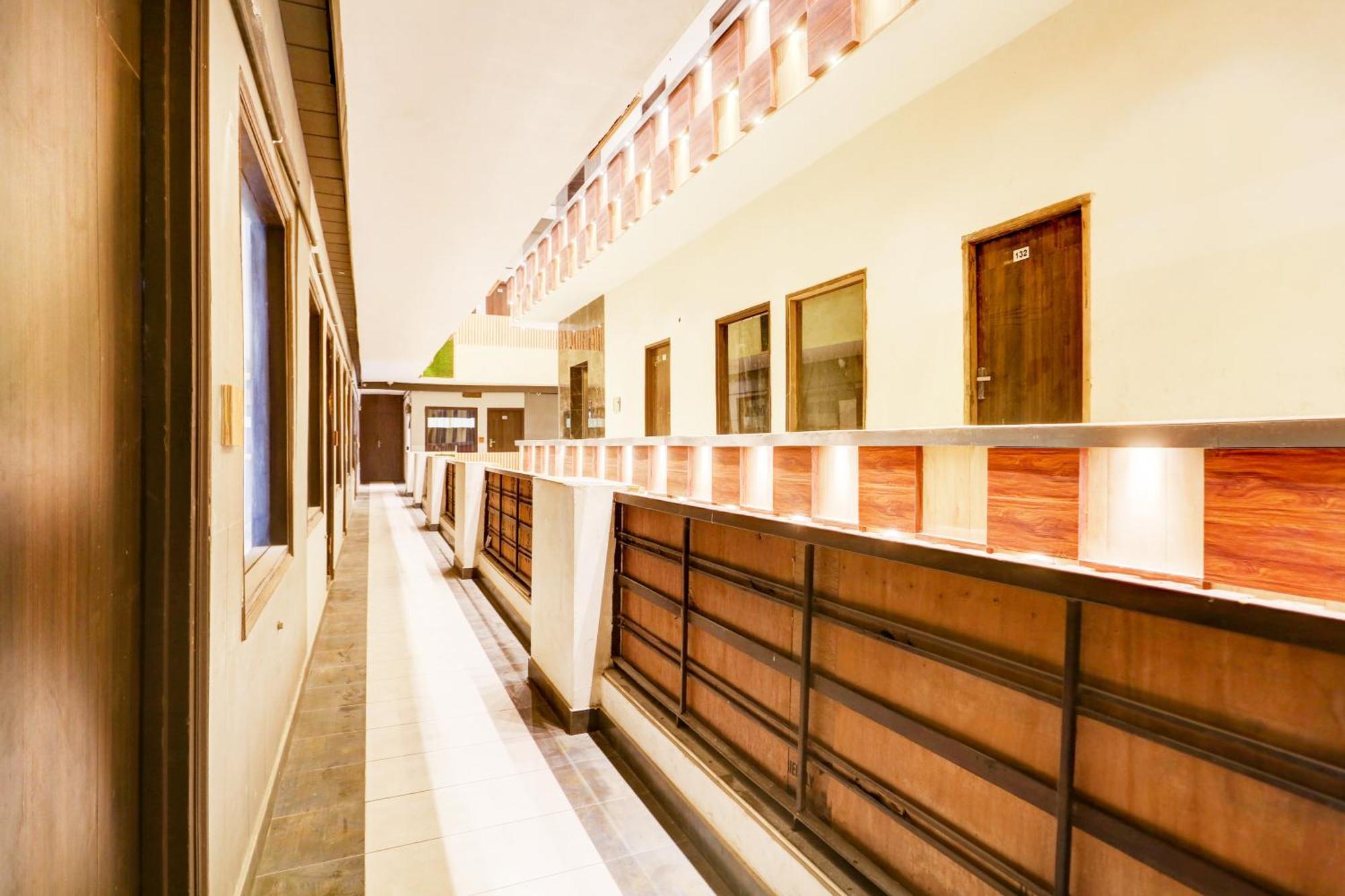 Super Townhouse Haibowal Chowk Ludhiana Bagian luar foto