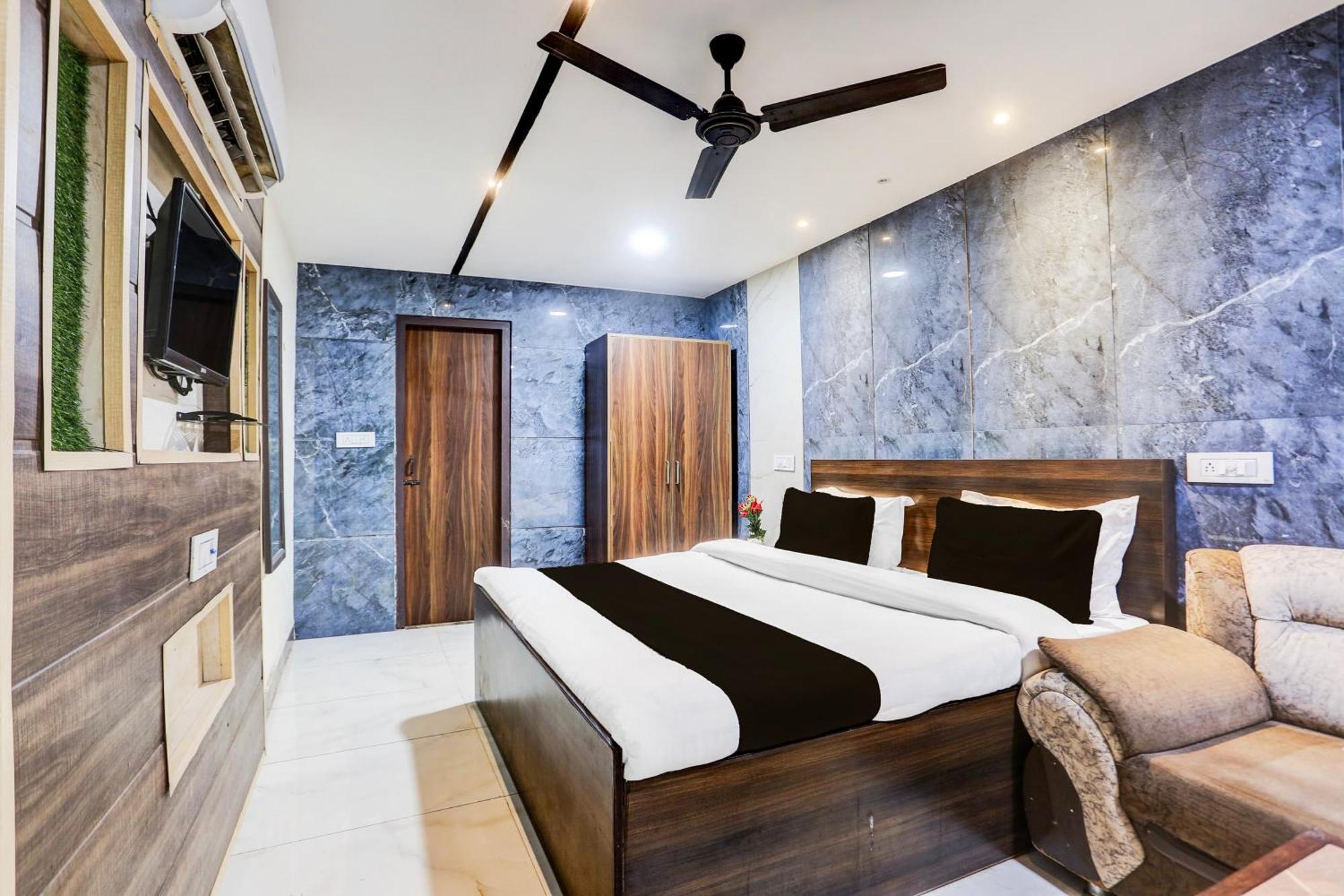 Super Townhouse Haibowal Chowk Ludhiana Bagian luar foto